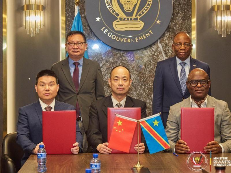 Le ministre de la Justice Guillaume Ngefa et des représentants de la Chine en RDC [photo d'illustration]