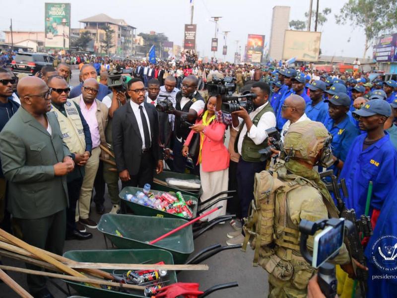Le chef de l'État Félix Tshisekedi lors d'une visite d'inspection des travaux d'assainissement de la Taskforce du Service national, vendredi 17 juillet 2026