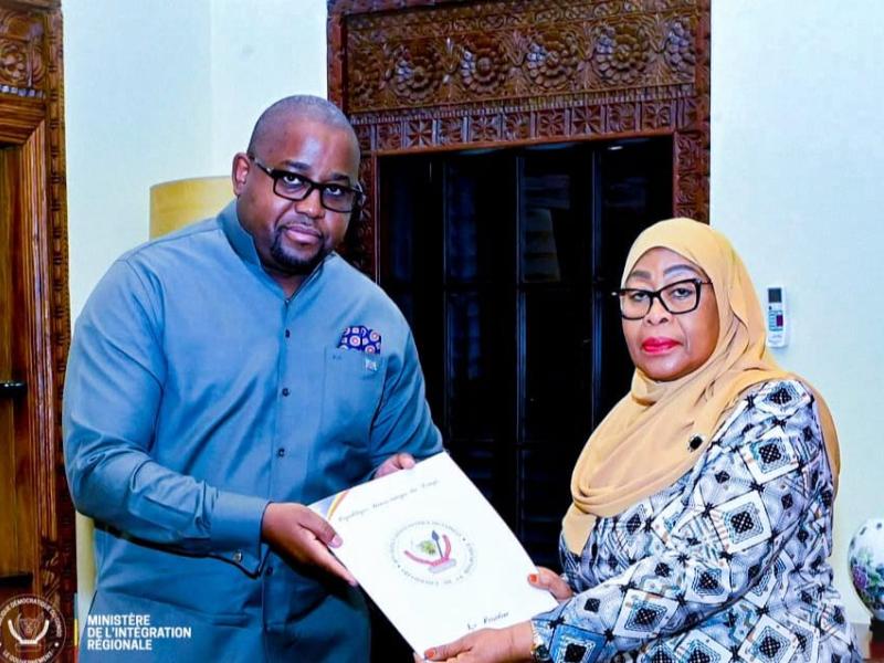 Le ministre de l'Intégration régionale Floribert Anzuluni, et la présidente de la Tanzanie, Samia Suluhu Hassan [photo d'illustration]