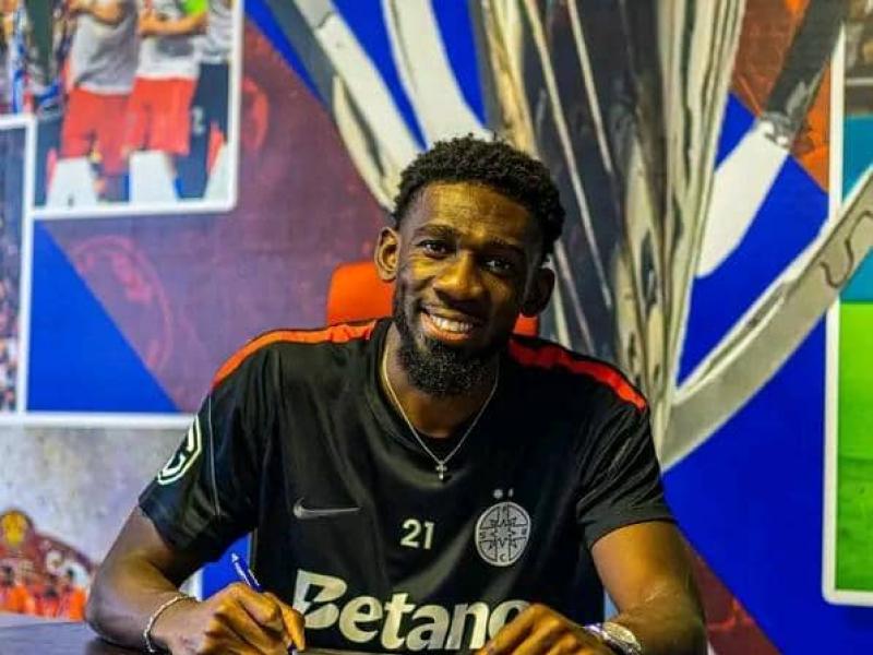 Le défenseur central congolais Dylan Batubinsika.