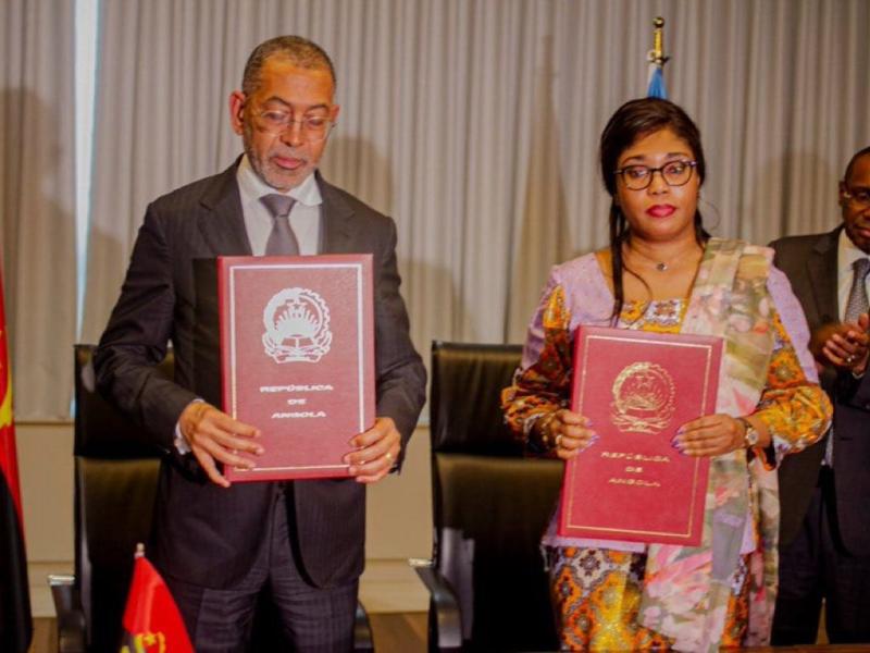 La ministre des Hydrocarbures, Acacia Bandubola, et son homologue angolais Diamantino Pedro Azevedo [photo d'illustration]