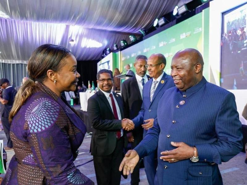 Noëlla Ayeganagato et le Président du Burundi, Evariste Ndayishimiyé à Accra.