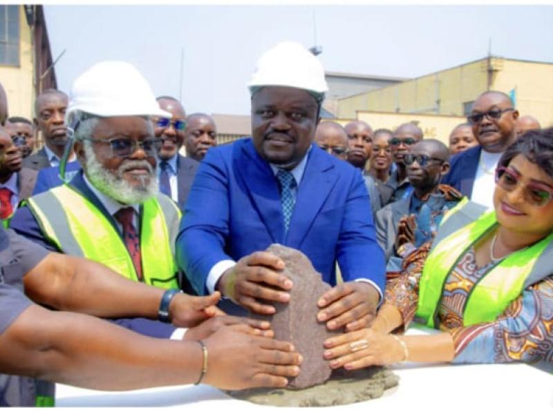Le Ministre Muhindo Nzangi, pose symboliquement la première pierre d'un nouveau projet de construction [photo d'illustration]
