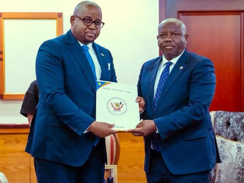 Le Premier ministre équato-guinéen reçoit des mains du ministre congolais Floribert Anzuluni un message du président Félix Tshisekedi destiné au président Teodoro Obiang Nguema Mbasogo