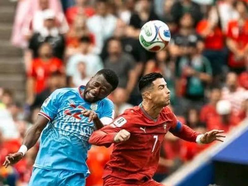 Chancel Mbemba en duel aérien avec Cristiano Ronaldo lors du Mondial 2026. [Photo d'illustration]