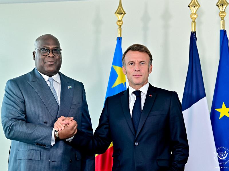 Poignée de mains entre les présidents Félix Tshisekedi et Emmanuel Macron [photo d'illustration]