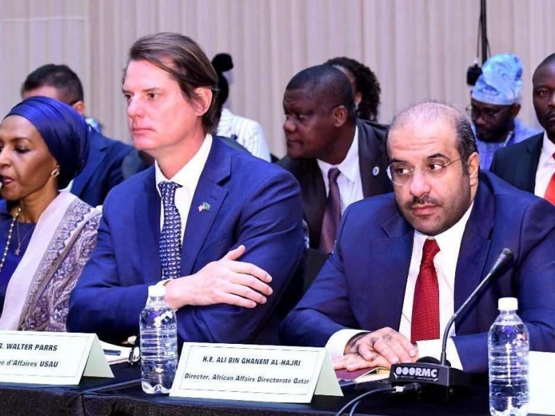 Le directeur du département des Affaires africaines au ministère qatari des Affaires étrangères, le Dr Ali bin Ghanem Al Hajri, accompagné de l'ambassadeur du Qatar auprès de l'Union africaine [photo d'illustration]