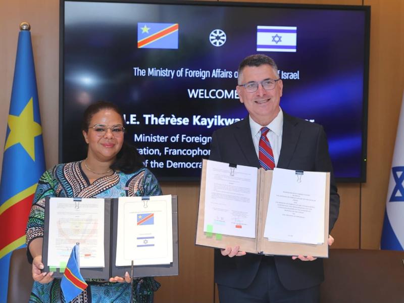 La ministre des Affaires étrangères de la RDC,  Thérèse Kayikwamba Wagner, et son homologue israélien, après la signature de deux mémorandums d'entente pour renforcer la coopération diplomatique entre les deux pays