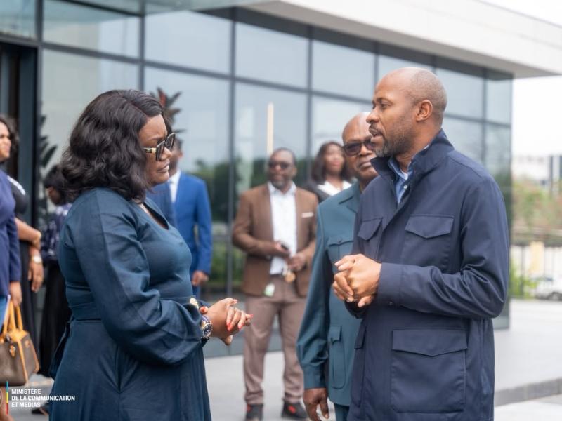 À son arrivée au siège de la télévision publique gabonaise, Gabon 24, le ministre Patrick Muyaya a été accueilli par la Directrice de ce média public, Denise Mekam'ne