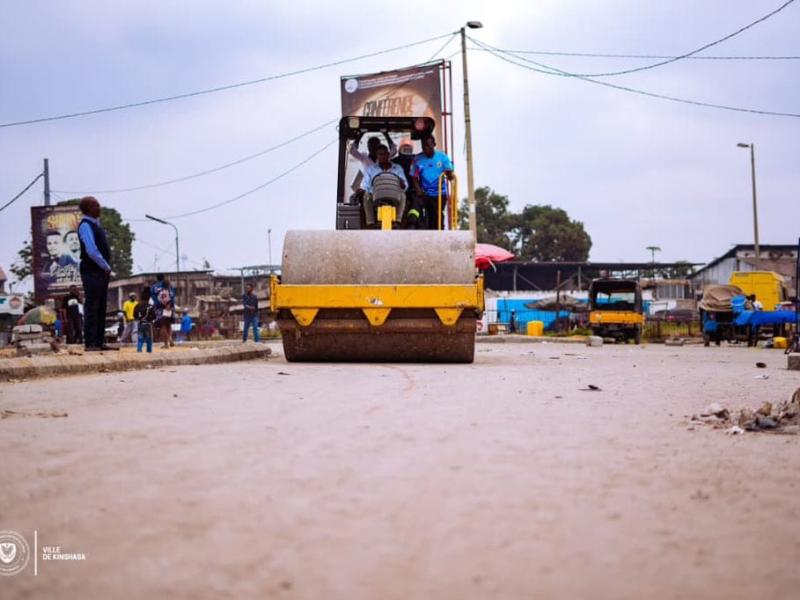 Travaux de construction en béton de la route Université, sur le tronçon reliant Kapela au rond-point Ezo dans la ville de Kinshasa