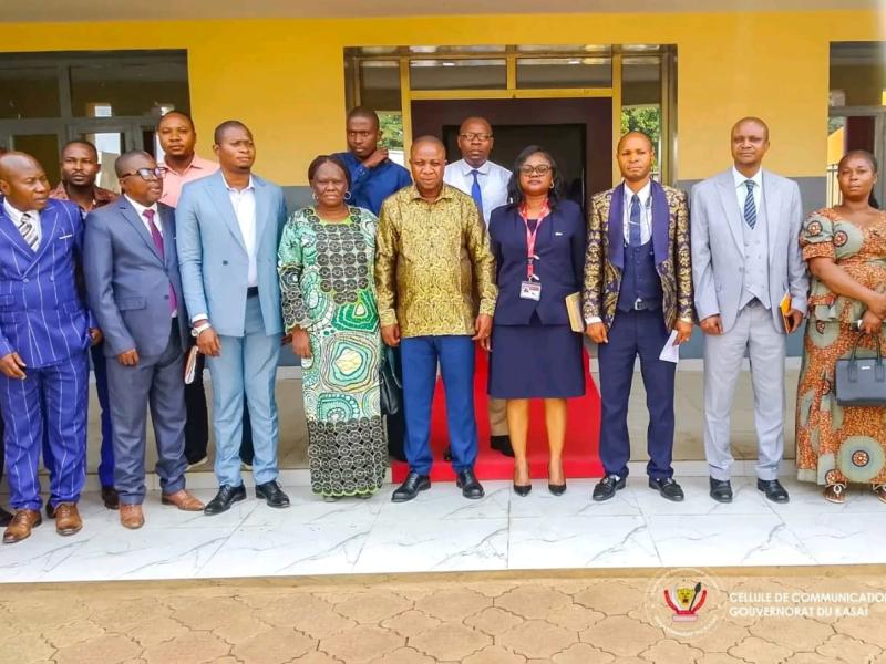 La photo de famille après l’entretien entre les fonctionnaires de l'état et le vice Gouverneur du Kasaï
