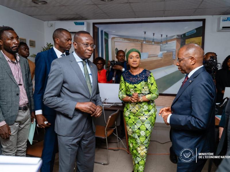Le VPM de l'économie nationale Daniel Mukoko Samba accompagné du ministre de la justice Guillaume Ngefa [photo d'illustration]