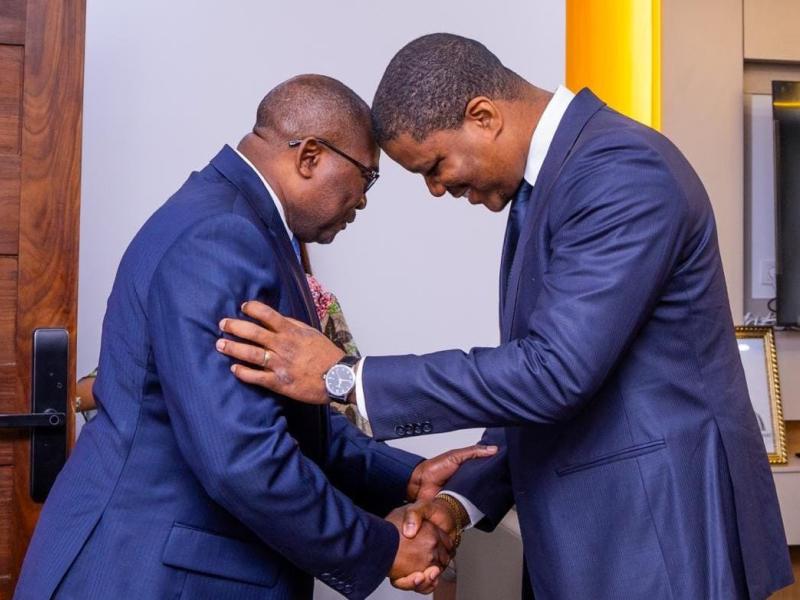 Poignée de main entre Ted Beleshayi, directeur général de l'ARSP, et Pascal Tchelo Mazombo, directeur général de l'APROCM, à Kinshasa. [Photo d'illustration]