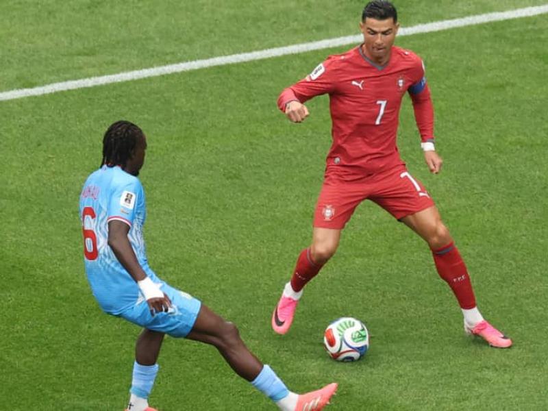 Ngal'ayel Mukau face à Cristiano Ronaldo lors du match contre le Portugal, le 17 juin, au Mondial 2026 [photo d'illustration]
