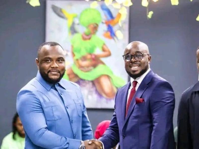 Le président du CSAC, Christian Bosembe, et le coordonnateur de la Voix de la Presse, Prince Mayiro Ndongo au Centre Wallonie-Bruxelles.