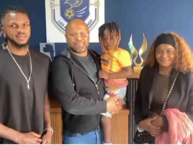 Zémanga Sozé accompagné de sa famille, lors de la signature de son contrat avec le Fc Aigles du Congo, le 30 juillet 2026, à Kinshasa