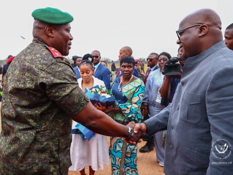 Une poignée de mains entre le Président de la République Félix-Antoine Tshisekedi Tshilombo et le général Kasongo Kabwik à Kaniama-Kasese