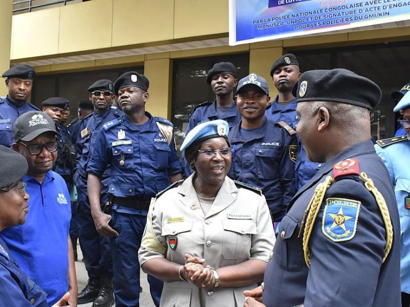 L’inspectrice générale Mamouna Ouedraogo, cheffe de la composante Police de la MONUSCO, avec quelques officiers de la Police nationale congolaise [photo d'illustration]