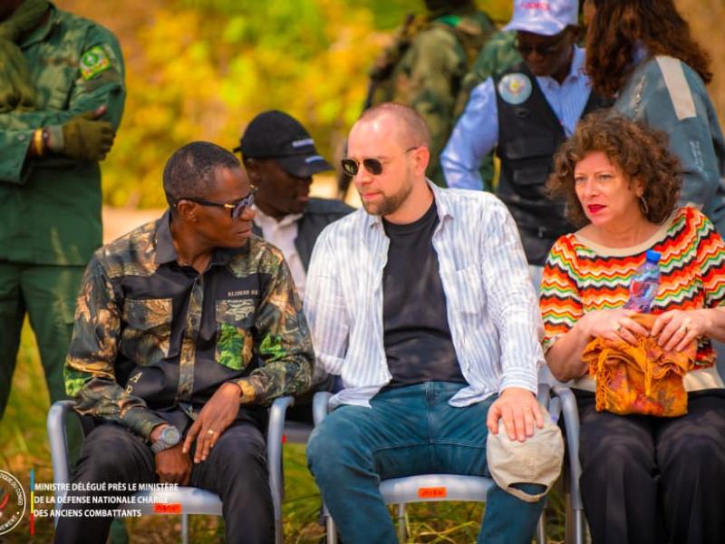 Le ministre délégué Eliezer Ntambwe Mposhi échange avec Monsieur Lucas, l'un des responsables de la Fondation Hans Seidel, avant le début du meeting tenu le 28 juillet 2026