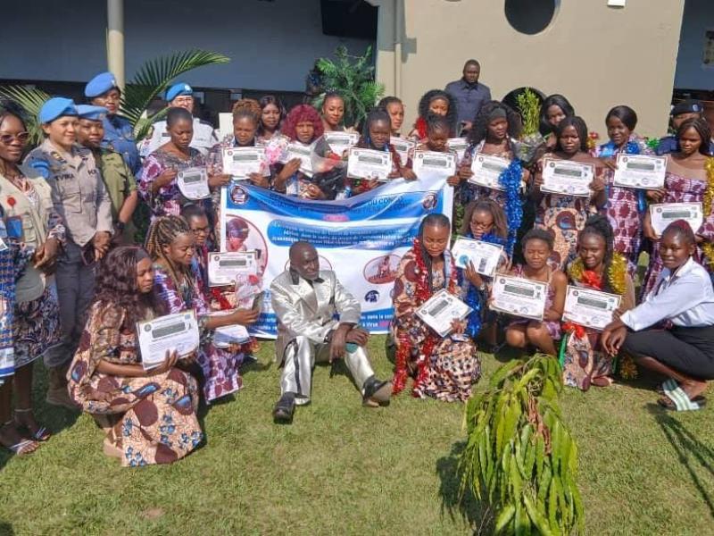 Une séance de sensibilisation destinée aux jeunes filles et aux femmes sur l'autonomisation économique, la prévention des VBG et la lutte contre la désinformation liée à Ebola, organisée à Bunia par la MONUSCO en partenariat avec l’AJCC