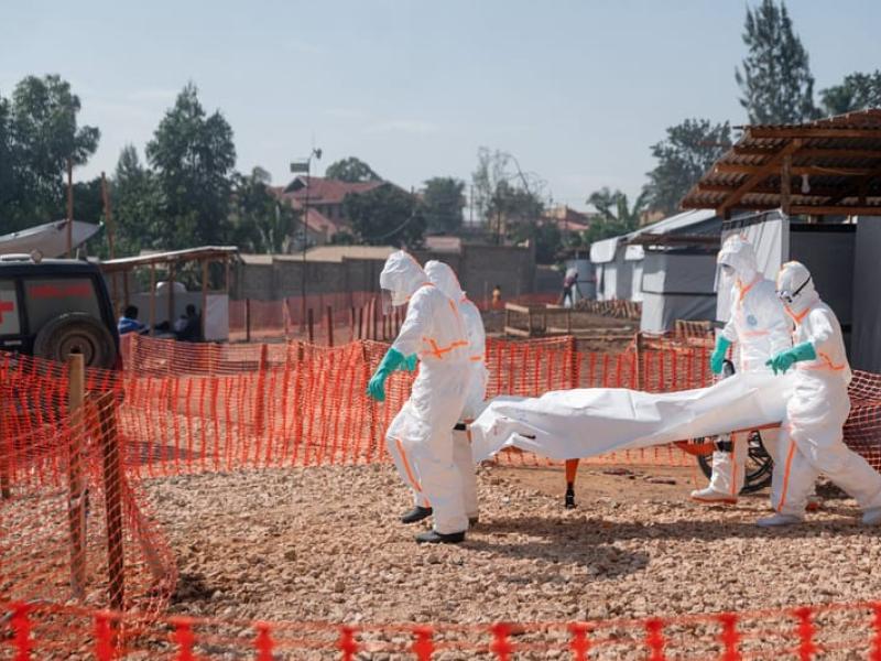 Des agents sanitaires transportent à la morgue du Centre médical évangélique de Nyankunde (Ituri) le corps d’une personne décédée d'Ebola [photo d'illustration)