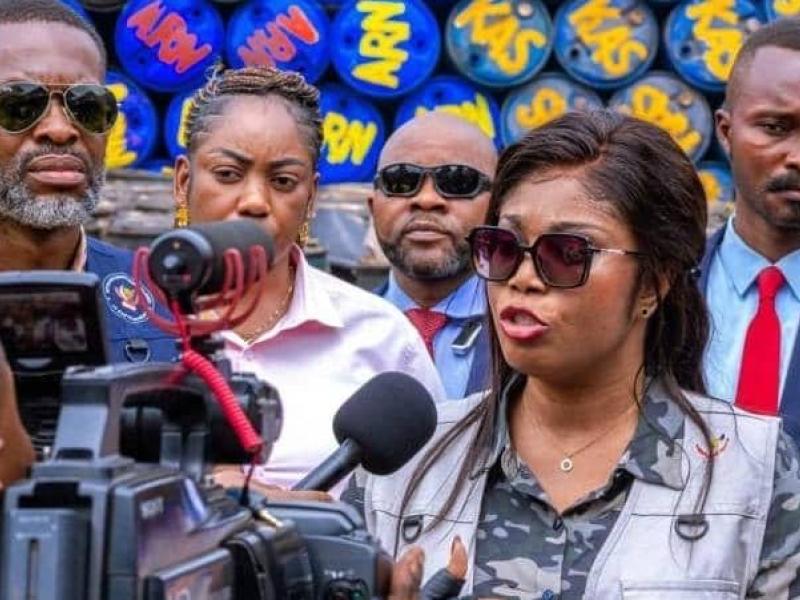 La ministre d'État en charge des Hydrocarbures Acacia Bandubola Mbongo répondant aux questions des journalistes lors d’une interview.