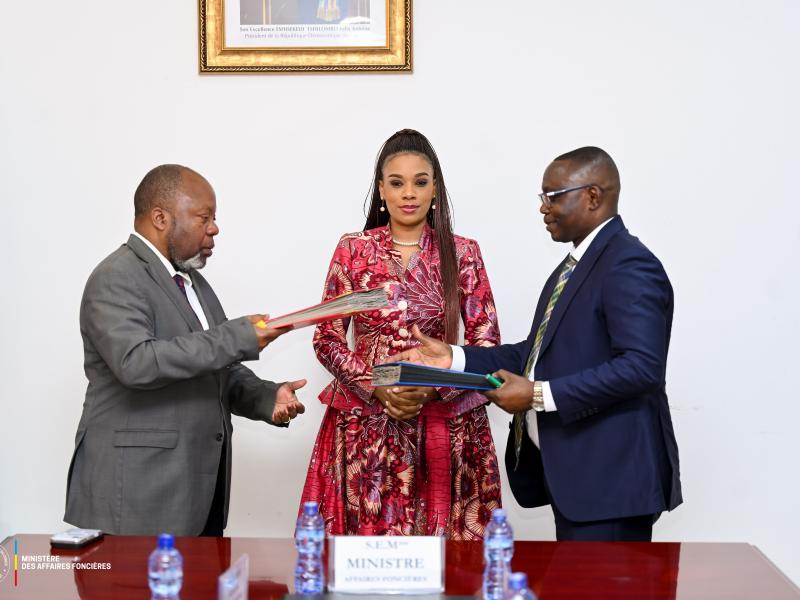 Sous le leadership de la ministre Oneig N'Sele, le ministère des Affaires foncières et l’INACO ont signé un protocole d’accord lançant le premier chantier de la numérisation de l’administration foncière, consacré à la modernisation de l’archivage.
