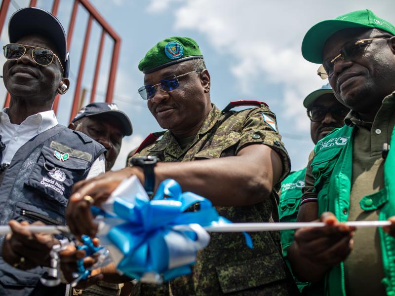 Le gouverneur militaire de l’Ituri accompagné du directeur régional de l’OMS pour l’Afrique (à gauche) et du Directeur général d’Africa CDC (à droite) inaugurent un nouveau Centre de traitement Ebola à Rwankole [photo d'illustration]