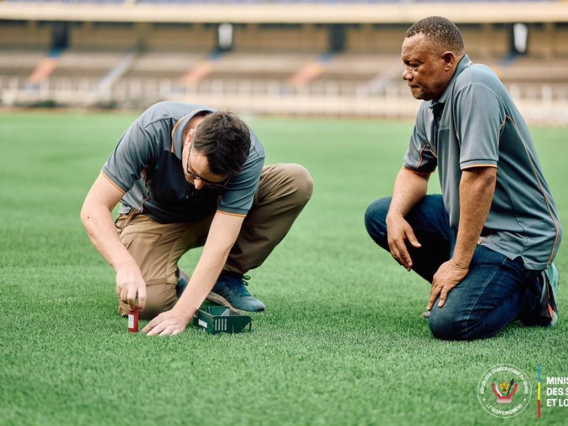 Un expert de la FIFA évalue la conformité de la nouvelle pelouse synthétique du Stade des Martyrs
