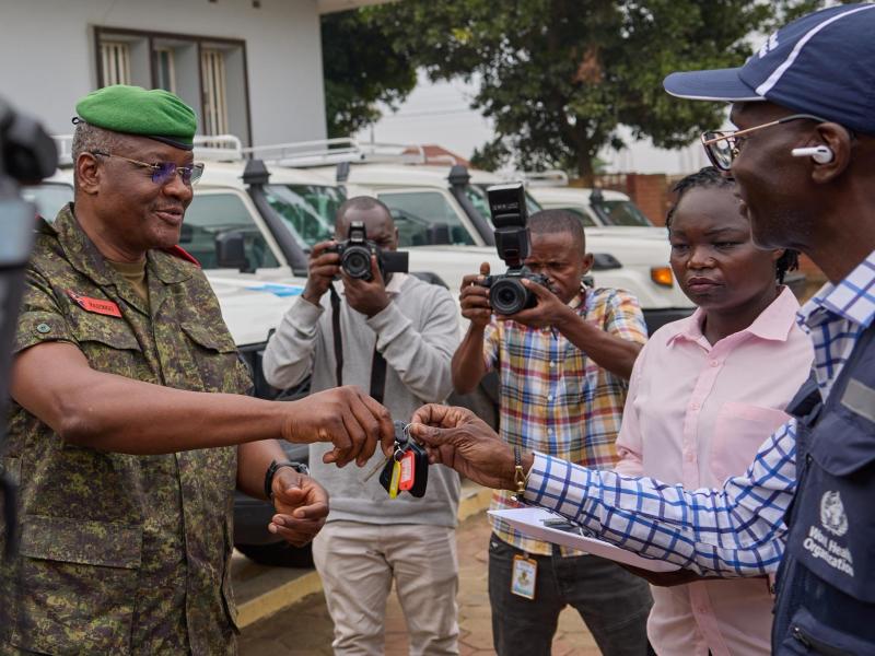 Le directeur régional de l’OMS, Mohamed Janabi, remet cinq ambulances et des matériels informatiques au gouverneur de l’Ituri pour renforcer la riposte contre l'épidémie d'Ebola