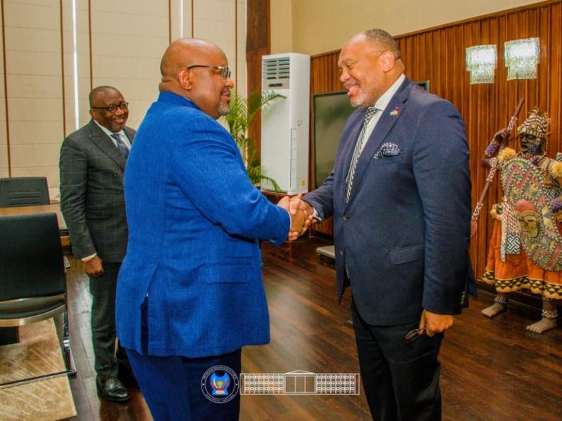 Aimé Boji Sangara échange avec le président du Parlement bruxellois