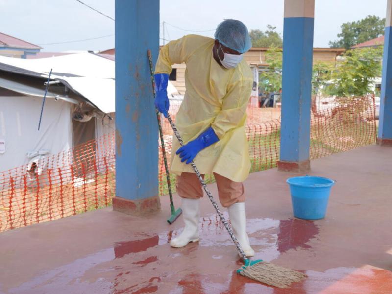Un agent d'hygiène en pleines opérations de nettoyage et de désinfection au centre de traitement Ebola de Rwampara, à Bunia [photo d'illustration]