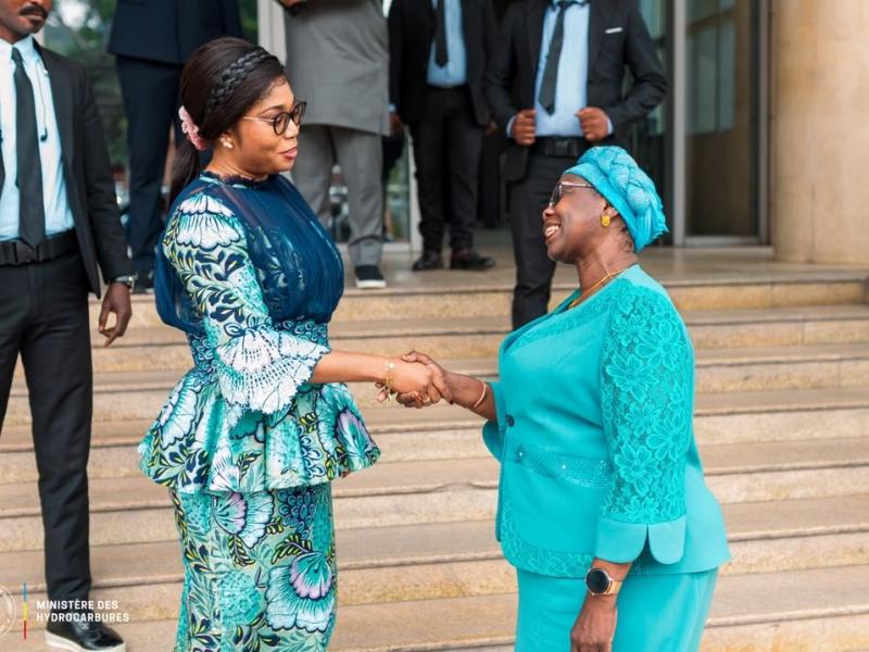 Échanges entre la ministre d’État Acacia Bandubola Mbongo et la ministre centrafricaine chargée du Développement de l’Énergie et des Ressources hydrauliques, Edwige Opportune Pouninguiza-Nguelebe