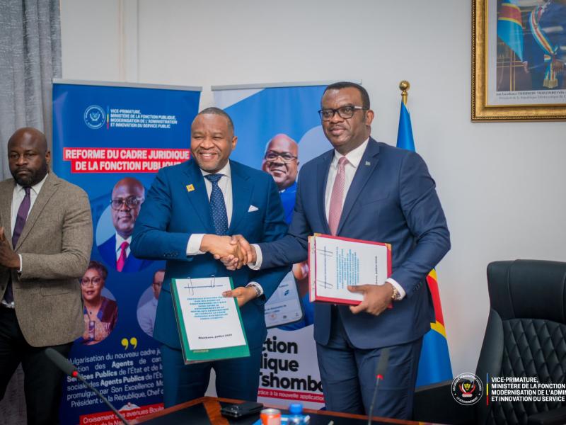 Le VPM Jean-Pierre Lihau et le DG Célestin Mukeba, après la signature d’un partenariat entre le ministère de la Fonction publique et la CADECO [photo d'illustration]