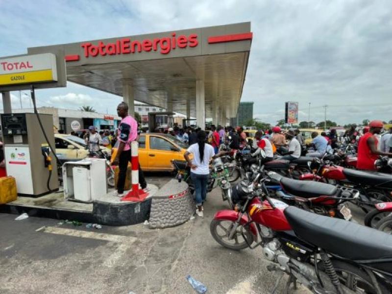 Des motos s’approvisionnant du carburant à une station-service [photo d'illustration]