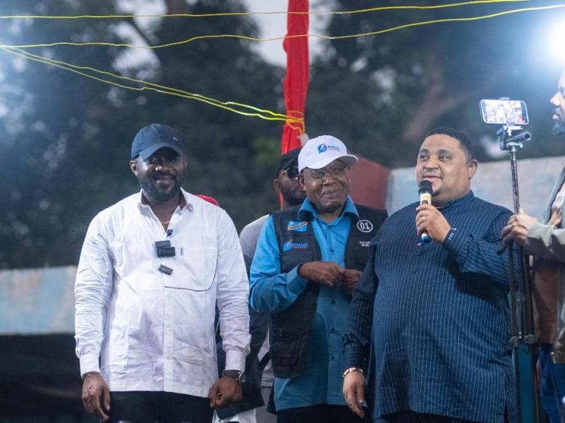 Serge Etinkum Anza, coordonnateur national du mouvement "Jeunesse Parle", à l'extrême droite de la photo, lors d'un meeting à Idiofa, dans le Kwilu