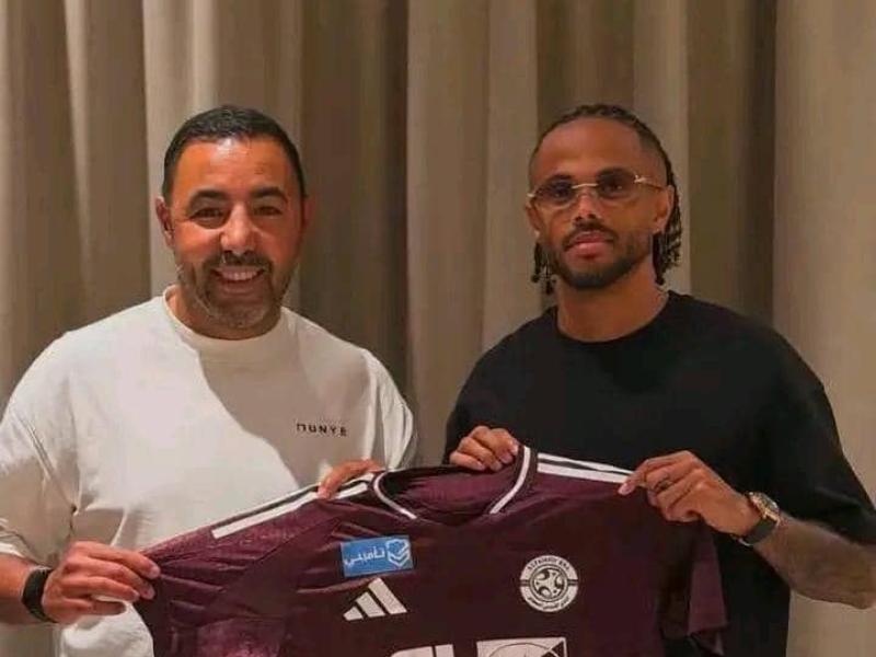 Théo Bongonda et un dirigeant d'Al Faisaly. [Photo d'illustration]