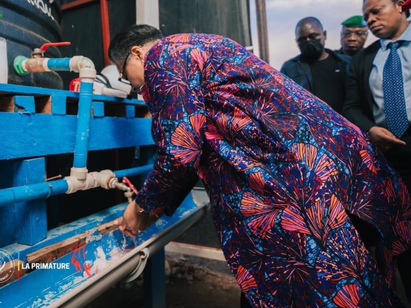 La Première ministre Judith Suminwa se lave les mains dans le cadre de riposte contre Ebola, lors de sa mission dans la Grande Orientale de la RDC [photo d'illustration]