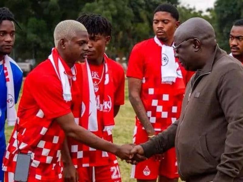 Bento Kangamba entrain de saluer Sem Mbali et d'autres nouvelles recrues de Kabuscorp.