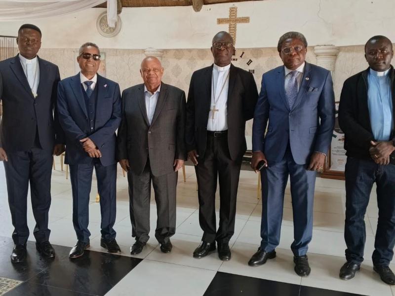 Raphaël Katebe Katoto entouré de dignitaires religieux et de leaders communautaires après une réunion [photo d'illustration]