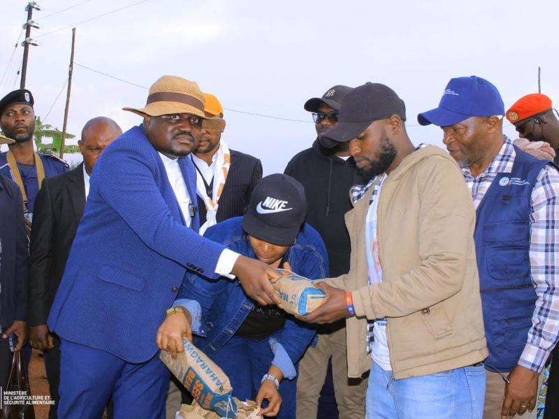 Le ministre Muhindo Nzangi remet symboliquement des semences de haricots à des agriculteurs de beni [photo d'illustration]
