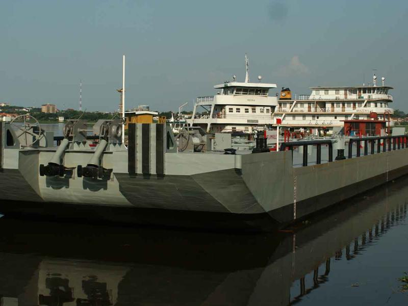 Un convoi composé d'une barge de fret et d'un bateau pousseur [photo d'illustration]