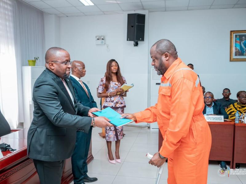 Le VPM de l'Intérieur, Jacquemain Shabani remet la directive ministérielle pour l'année politique 2026 à un représentant d'un parti politique à Kinshasa [photo d'illustration]