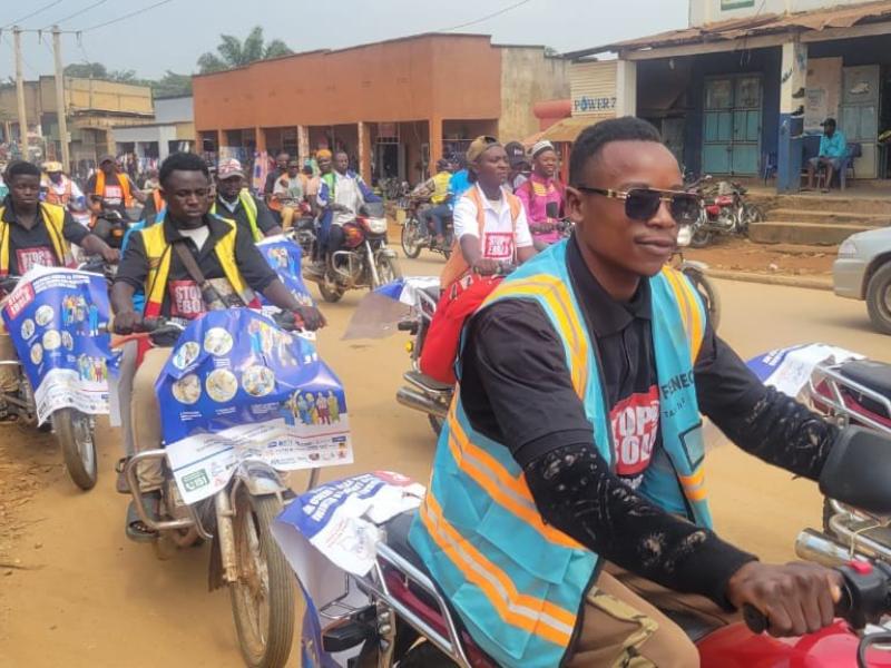 Des motocyclistes défilent dans les rues de Beni munis d'affiches de sensibilisation « STOP EBOLA » [photo d'illustration]