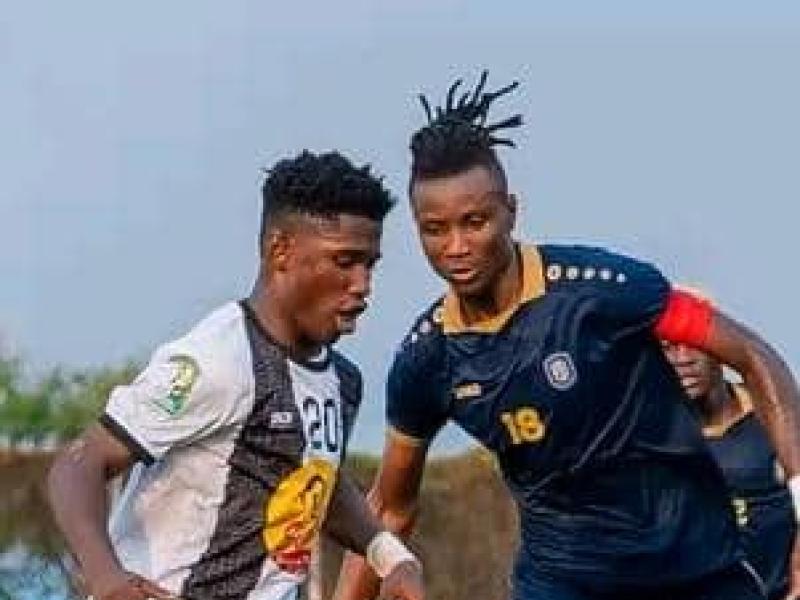 L'attaquant du TP Mazembe Faveurdi Bongeli, en duel avec le défenseur des Aigles du Congo Helton Kayembe. [Photo d'illustration]