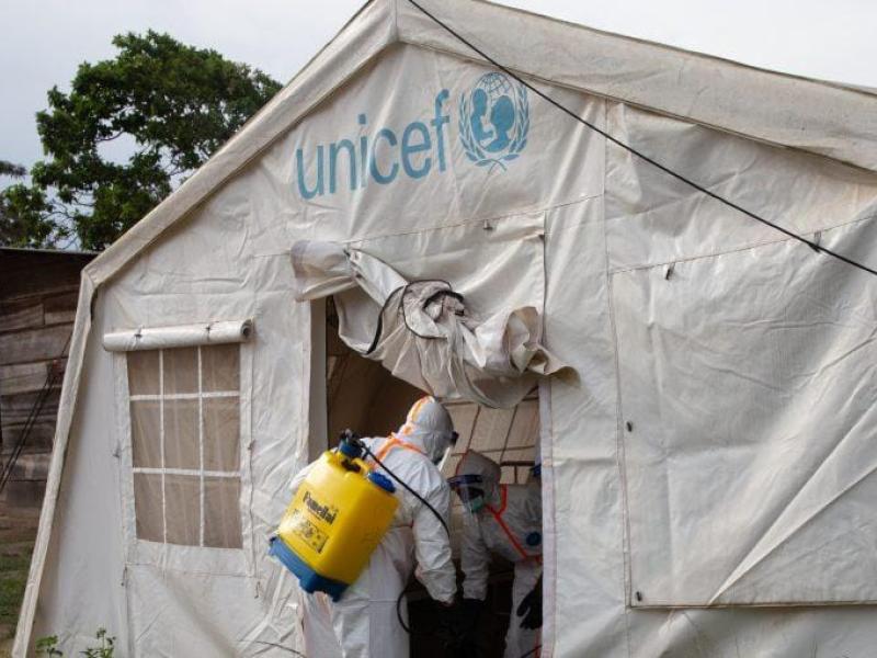 Une équipe d'hygiénistes soutenue par l'UNICEF désinfecte une tente à l'hôpital du Centre Médical Évangélique, Bunia [photo d'illustration]