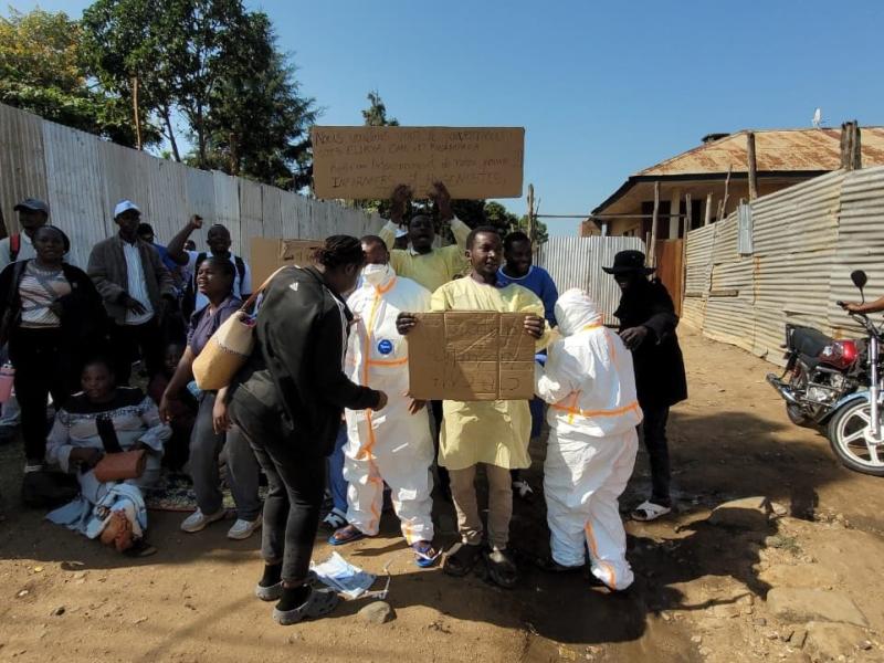 Des agents de la riposte contre Ebola manifestent devant le bureau du gouvernorat de l’Ituri, pour dénoncer leur prise en charge financière