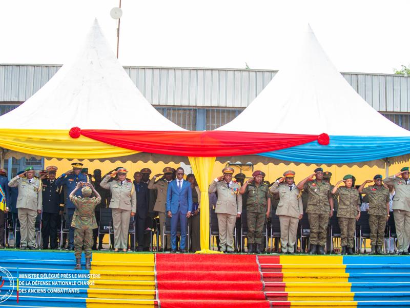 Le ministre délégué Eliezer Ntambwe et les officiers militaires, lors de la cérémonie de fin de session 2025-2026 de la 37eme promotion à l'Ecole de Commandement et d'État- major [photo d'illustration]