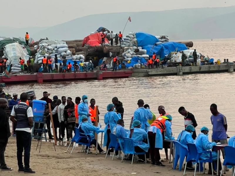 Des passagers en provenance de la province de l’Équateur soumis à un contrôle sanitaire à leur arrivée au site d’accostage de Maluku.