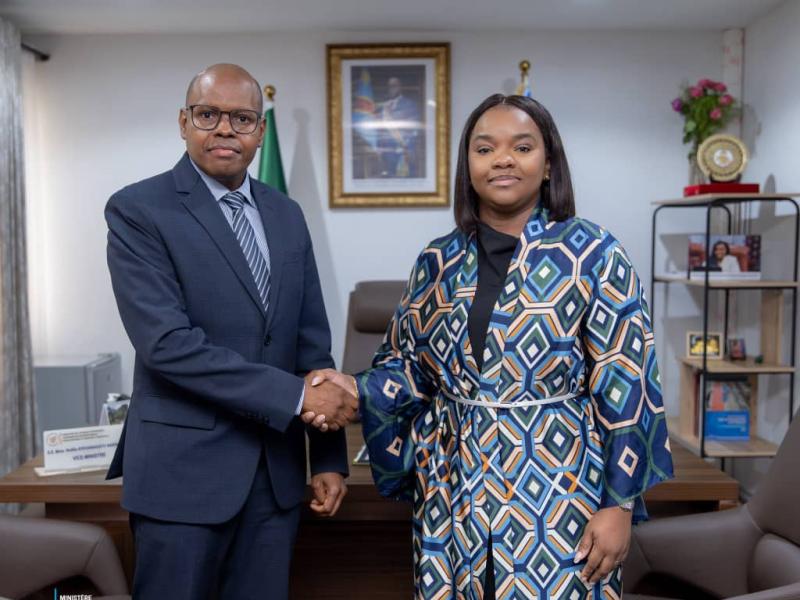 Poignée de main entre la vice-ministre des Affaires étrangères du gouvernement de la RDC, Noëlla Ayeganagato, et son hôte, Dr.Isias Barreto da Rosa, Représentant de l'UNESCO en RDC arrivé au terme de son mandat